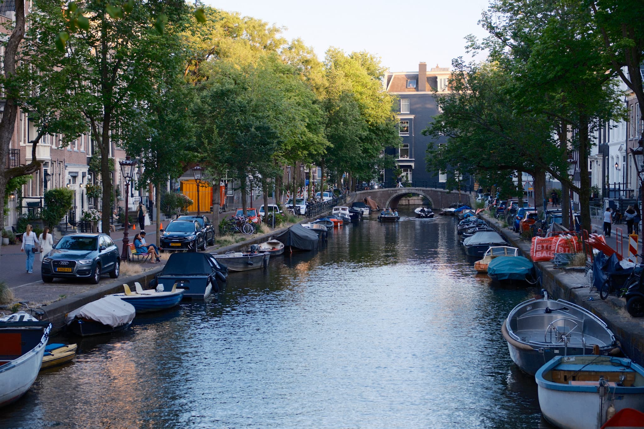 Canal arborizado de Amsterdã